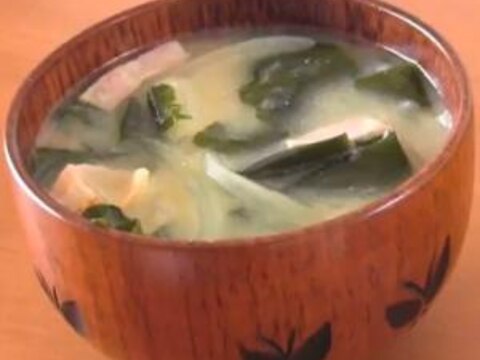 玉葱とじゃがいもの味噌汁（動画レシピ）